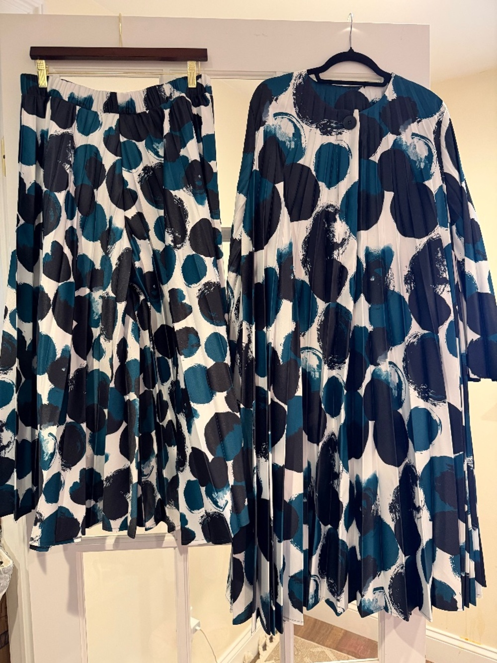 NU PATTERNED LONG PLEATED JACKET AND PANTS/TROUSERS MULTI COLOR